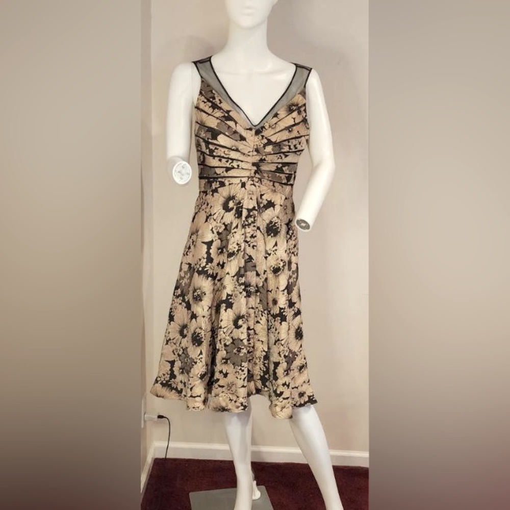 Adrianna Papell Champaign Pink Floral Flared Cocktail Dress.
Size 8